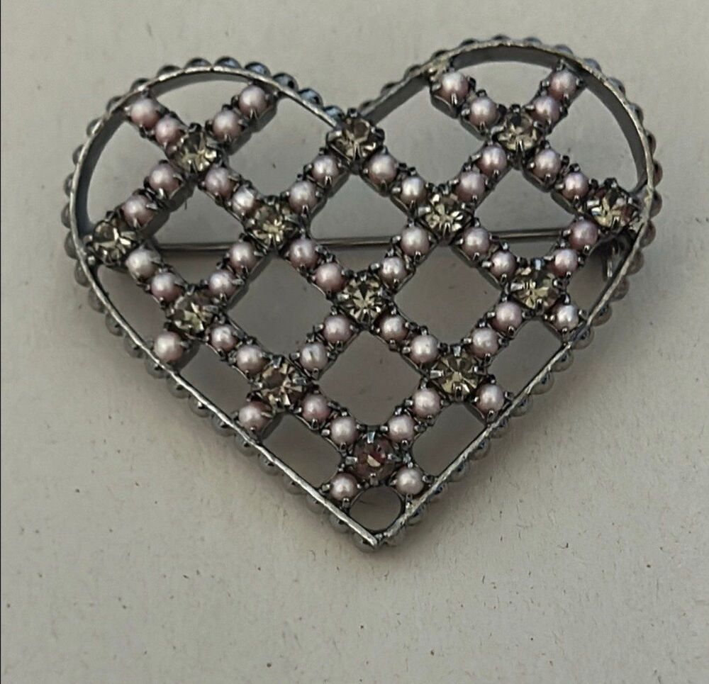 Intricate Silver and Pink Heart Brooch with Lattice Design